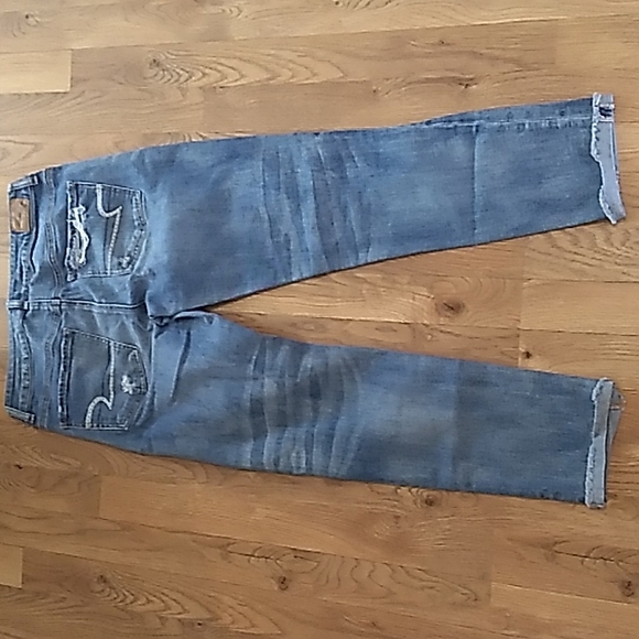 American Eagle Distressed Cropped Stretch Jeans. Size 4 - Picture 6 of 13